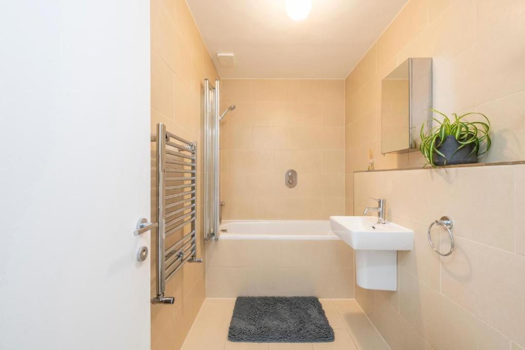 Luxury 4 Bedroom Flat With Stunning Shard View From Terrace In Central London! Next To Station, Sleeps 9 Bilik gambar