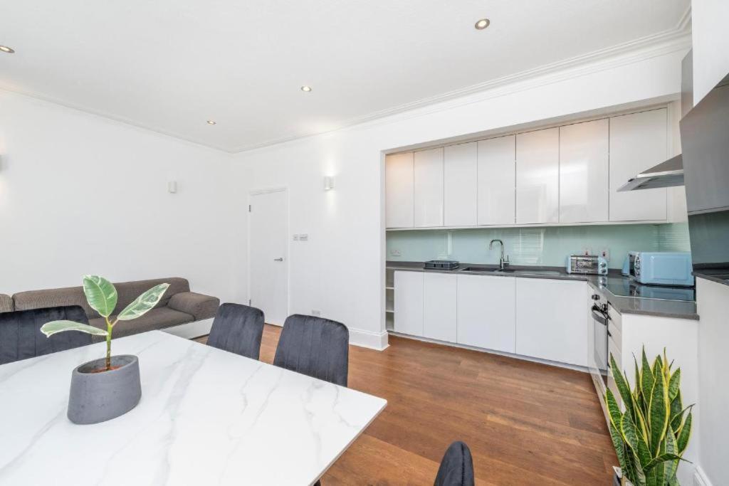 Luxury 4 Bedroom Flat With Stunning Shard View From Terrace In Central London! Next To Station, Sleeps 9 Bilik gambar