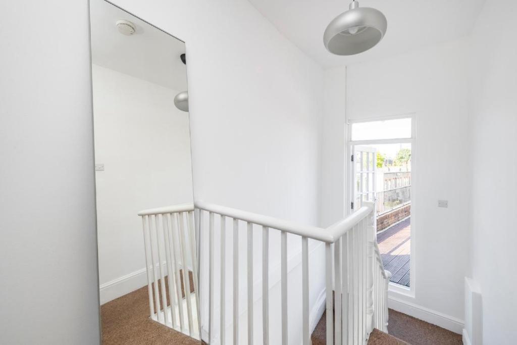 Luxury 4 Bedroom Flat With Stunning Shard View From Terrace In Central London! Next To Station, Sleeps 9 Bilik gambar